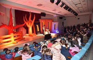 Kartepeli minikler tiyatro oyunu ile eğlendi