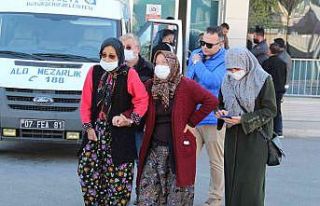 Katledilen kızının cenazesini alan anne güçlükle...