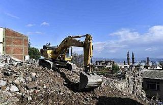 Kavaklı’da riskli binaların yıkımı sürüyor