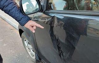 Kavga etti, hırsını park halindeki arabadan aldı