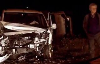 Kavşakta kafa kafaya çarpıştılar, araçlar hurdaya...