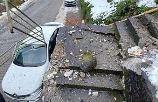 Kaya parçasının çarptığı korkuluklar otomobilin...