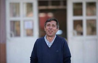 Kayıp okul müdürü okul merdivenlerinde bileklerinden...