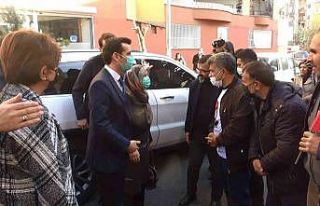 Kaymakam annesiyle birlikte evlat nöbetindeki aileleri...