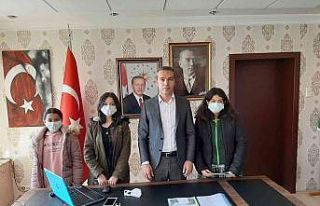 Kaymakam Çiçek, yarışmalarda dereceye giren öğrencileri...