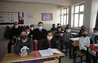 Kaymakam Demirer’den öğrencilere moral ziyareti