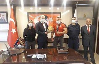 Kaymakam Kalkan’dan milli sporcuya plaket