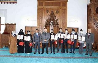 Kaymakam Türköz, genç hafızlara belgelerini teslim...