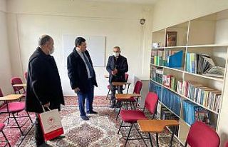 Kaymakam Zaman’dan cami kütüphanesine kitap desteği