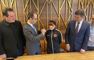 Kaymakamdan dünya üçüncüsüne yarım altın