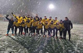 Kayserigücü FK, son antrenmanını kar altında...