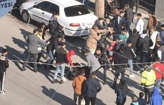 Kaza sonrası tekme ve yumruklar havada uçuştu