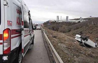 Kaza yapan otomobil takla atarak şarampole ters devrildi:...