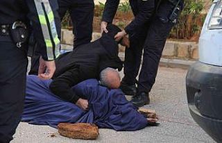 Kazada hayatını kaybeden eşine son kez sarıldı,...