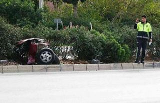 Kazada kopan otomobilin ön kısmı metrelerce savruldu