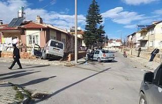 Kazada savrulan araç istinat duvarını yıkıp evin...