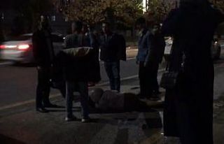 Kazada yaralanan kadının üzerini montlarıyla örttüler