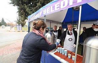 Kendi elleriyle çorba yaptı, üniversite öğrencilerine...