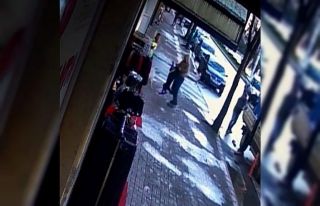 Kendisini ısıran köpeğe şefkatle yaklaşmıştı,...