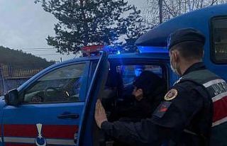 Kendisini kargo görevlisi olarak tanıttı, evine...