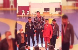 Kepezli güreşçilerden birincilik ödülü