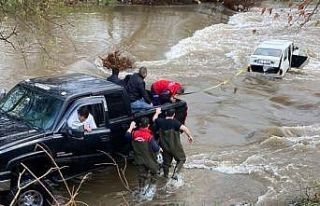 Kestirme yoldan gitmek isterken aracıyla çayın...