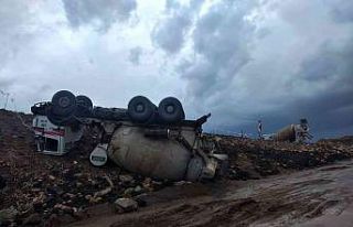 Kırklareli’nde beton mikseri devrildi: 1 yaralı