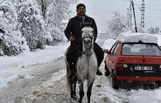 Kış esaretinde ulaşımını atı ile sağlıyor