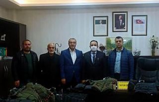 Kış öncesi çocuklara kıyafet dağıtıldı