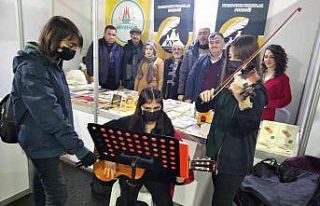 Kitap fuarında müzik dinletisi