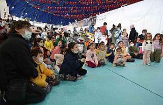 Kitaplara dokunuyor, etkinliklerle eğleniyorlar