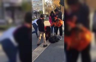 Kız öğrencilerin kavgası kameralara yansıdı
