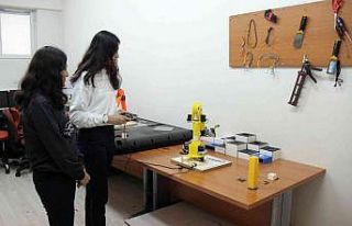 Kız öğrencilerin robot kol başarısı