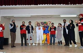 Kızılay tiyatrosu Tercan’da minik öğrencilerle...