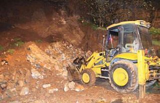 Kocaeli’de istinat duvarı yıkıldı, 2 ev boşaltıldı