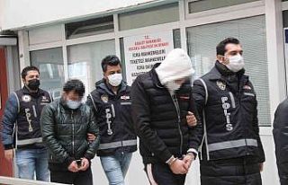 Kocaeli’nde 3 ton kaçak içki stoklayan 3 şahıs...