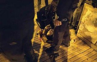 Kocasının silahını kurcalarken kendini vurdu