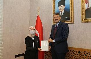 Kompozisyon yarışmasında dereceye giren öğrencileri...