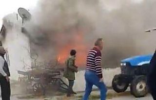 Komşularının yanan evini canları pahasına söndürmeye...