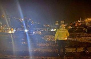 Kontolden çıkan otomobil orta refüje çıktı:...