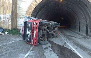 Kontrolden çıkan kamyon tünelde devrildi