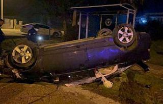 Kontrolden çıkan otomobil Adliye’nin önünde...