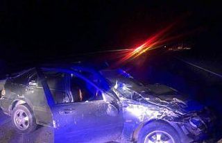 Kontrolden çıkan otomobil bariyerlere çarptı:...