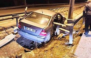 Kontrolden çıkan otomobil bariyerlere ok gibi saplandı:...