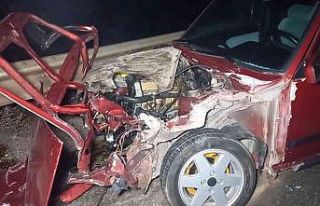 Kontrolden çıkan otomobil çelik bariyerlere çarptı:...