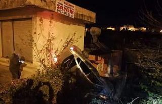 Kontrolden çıkan otomobil eve çarparak durabildi