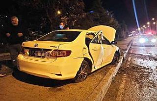 Kontrolden çıkan otomobil kaldırıma çıktı:...