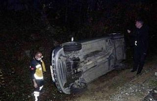 Kontrolden çıkan otomobil kanala devrildi: 2 yaralı