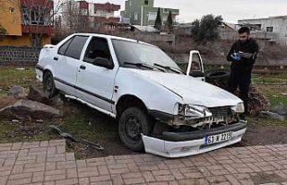 Kontrolden çıkan otomobil öğrencilerin arasına...