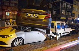 Kontrolden çıkan otomobil park halindeki araçların...